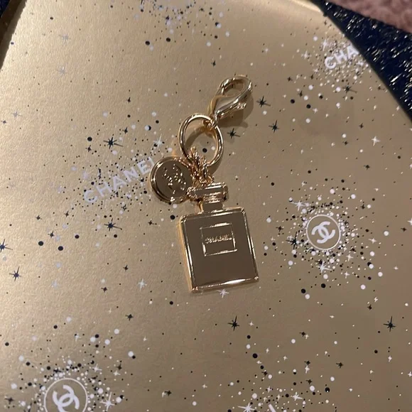 AUTHENTIC CHANEL HOLIDAY 2023 CHARM - Picture 5 of 7